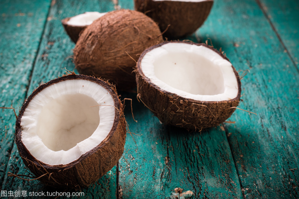 木制的桌子上的椰子。老式的篩選器。有機(jī)健康食品的概念。美容和 Spa 的概念