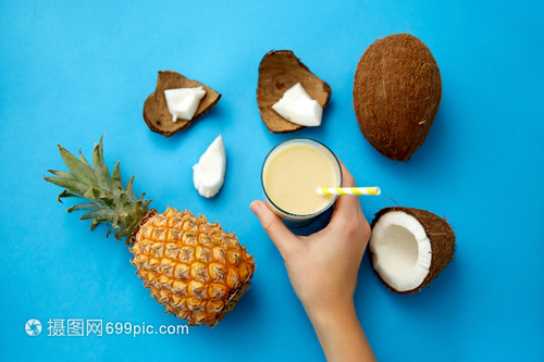 夏日健康之選 手作菠蘿椰子飲，搭配環(huán)保紙吸管與藍(lán)色風(fēng)情